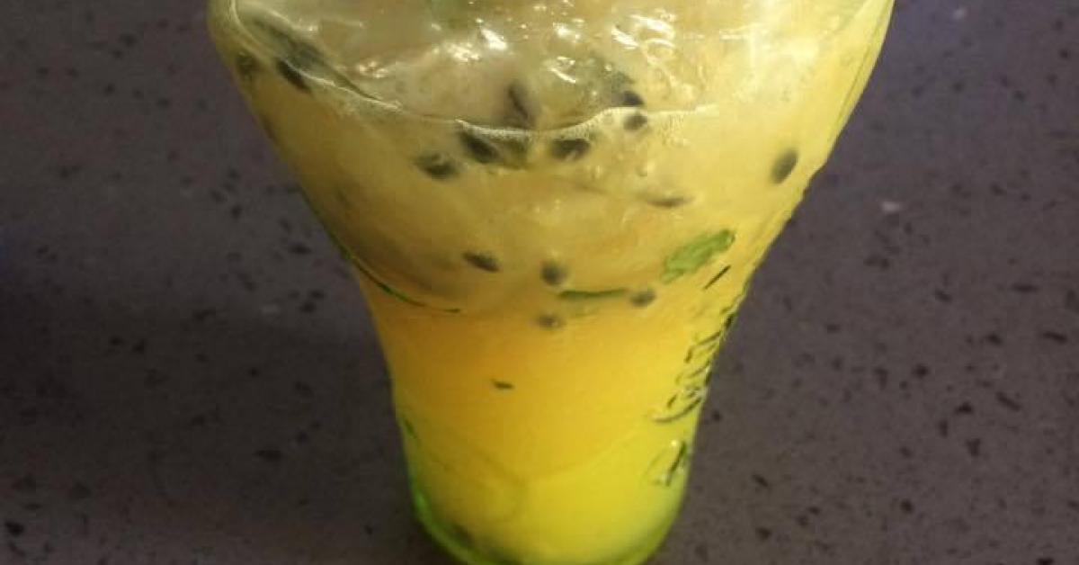 Malibu Cocktail Maracuja / Caipirinha de Maracujá in 2020 Caipirinha